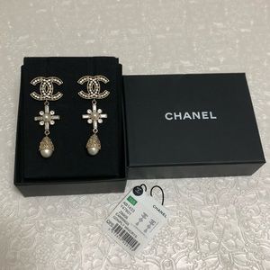 Authentic Chanel CC Pearl & Strass Drop Earrings